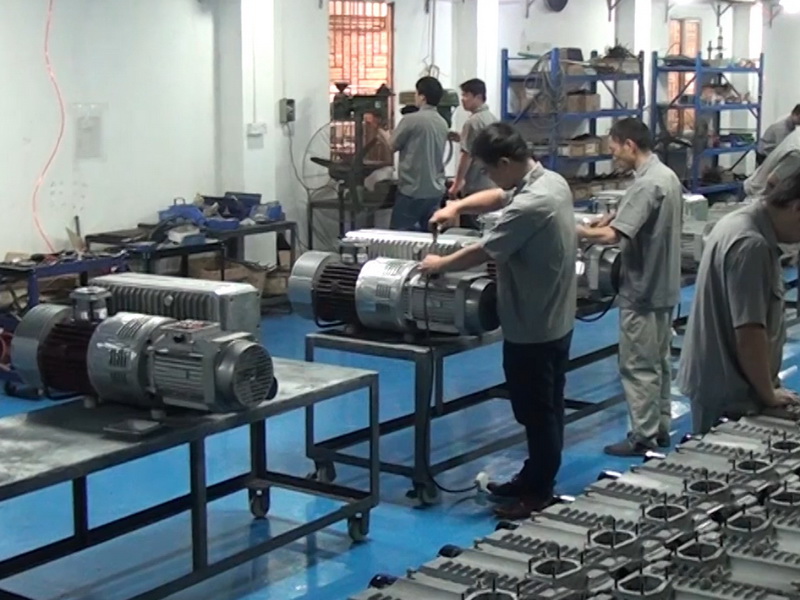 工人裝配現(xiàn)場